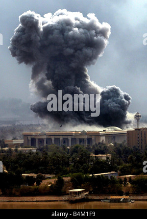 La guerra di Iraq Marzo 2003 un colpo diretto su Saddam Hussein s riverside Palazzo presidenziale nel centro di Bagdad Foto Stock