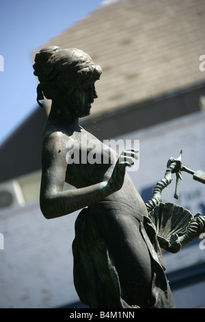 Città di Canterbury, Inghilterra. La Edward Onslow Ford scolpito Marlowe memorial denominato La musa della poesia. Foto Stock