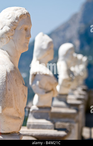 Busti sulla terrazza dell'Infinito nei giardini di Villa Cimbrone Foto Stock