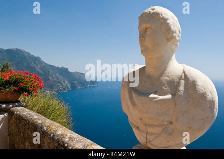 Busto sulla terrazza dell'Infinito nei giardini di Villa Cimbrone Foto Stock