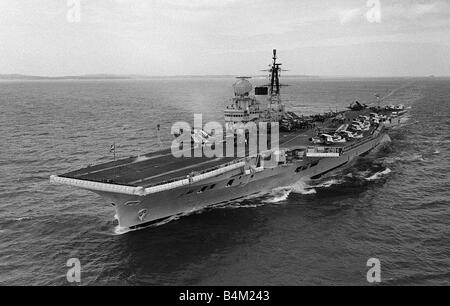 Navi Royal Nqualsiasi portaerei HMS Victorious 1959 Royal Navy portaerei HMS vittorioso con il suo complemento di scimitarre e veleni di mare sul suo deck Mirrorpix Foto Stock