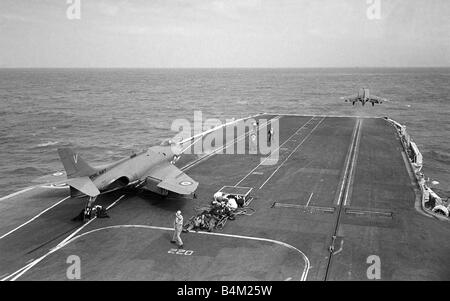 Royal Navy portaerei HMS Victorious Agosto 1959 a Fleet Air Arm Supermarine Scimitar aeromobile attende per il lancio dal ponte di volo come un altro prende all'aria dopo utilizzando la catapulta a vapore per decollare Mirrorpix Foto Stock