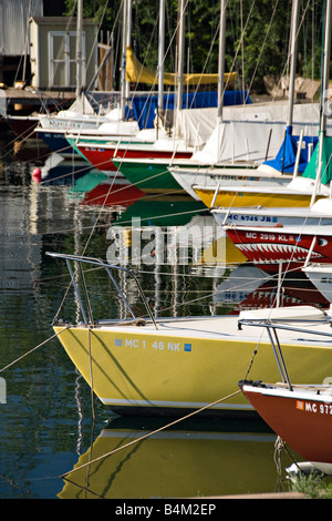 Barche a vela nel porto di inferiore di Marquette Michigan Foto Stock