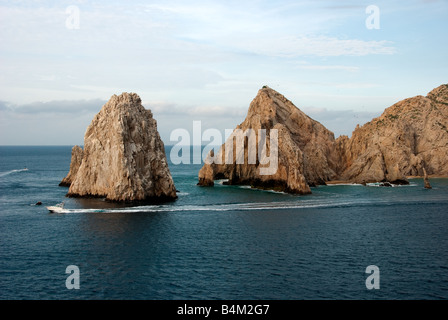 Arco in corrispondenza della punta della Baja California con una barca corse da Foto Stock