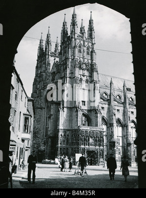 La Cattedrale di Canterbury a Canterbury nel Kent Inghilterra Canterbury è una storica cattedrale della città nel sud-est del Kent England sul fiume Stour la città è la metropoli della Comunione Anglicana e la sede dell'arcivescovo di Canterbury Cathedral gate fiancheggiata da due torri visto attraverso archway circa 1945 Mirrorpix AfairScenes Foto Stock