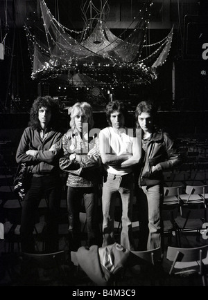 La regina del Gruppo Rock Brian May Roger Taylor Freddie Mercury e John Deacon prove a Earls Court a Londra di scena febnew04 Freddie Mercury anni settanta Caption locale retromusic Foto Stock