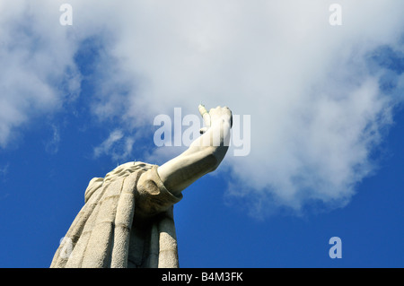 A destra della grande statua puntare il dito indice verso il cielo Foto Stock