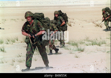 Gli ingegneri britannici arrivano in Arabia Saudita all'inizio della crisi del Golfo ingegneri britannici che arrivano in Arabia Saudita per lottare per le forze alleate in Operazione Desert Storm il 2 agosto 1990 le truppe irachene sotto gli ordini dal loro comandante in capo e il presidente Saddam Hussein hanno marciato in Kuwait Saddam Hussein s motivi per l'invasiom erano al di sopra della contestazione di un giacimento di petrolio da cui ha accusato il Kuwait di rubare 2 5 miliardi di euro di olio tuttavia solo le sue rivendicazioni sono state le sue azioni meritare di lui in tutto il mondo condanna mesi della diplomazia e del disco parlando non ha risolto nulla in modo che le Nazioni Unite avevano poco Foto Stock