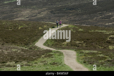 L uomo e la donna a spasso per le Highlands scozzesi Foto Stock