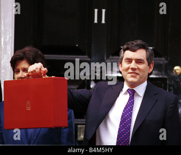 Il Cancelliere Gordon Brown con scatola di bilancio al di fuori del numero 11 di Downing Street prima di partire per le Case del Parlamento di annunciare il bilancio Marzo 2000 Foto Stock