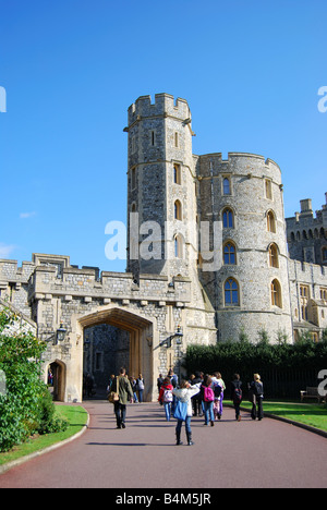 I turisti entrare Edward III Torre di Porta, il Castello di Windsor, Windsor, Berkshire, Inghilterra, Regno Unito Foto Stock