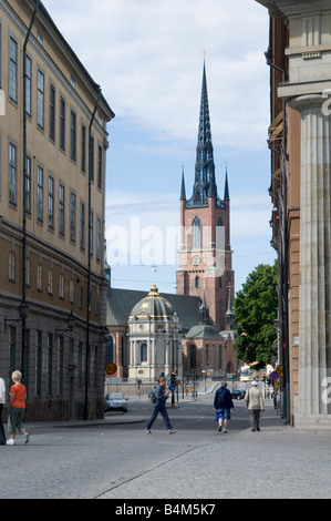 Street scence a Stoccolma Svezia guglia della chiesa Foto Stock