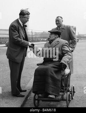 Harold Wilson un futuro primo ministro domicilio di voti Huyton Liverpool dove egli è il candidato del lavoro 1955 Foto Stock