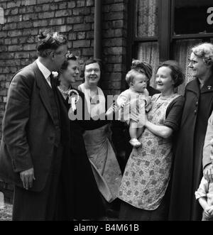 Harold Wilson un futuro primo ministro domicilio di voti Huyton Liverpool dove egli è il candidato del lavoro 1955 Foto Stock