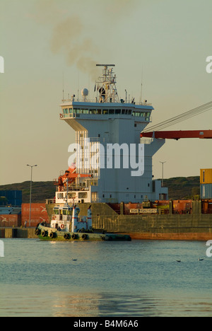 Il contenitore nave oceano Clou Docking a Lavrio Porto sulla terraferma greca in inizio di mattina di sole Foto Stock