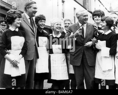 Harold Wilson del Primo Ministro britannico Lug 1967 e James Callaghan con il personale di un hotel a Durham prima dell'inizio dei minatori gala Foto Stock