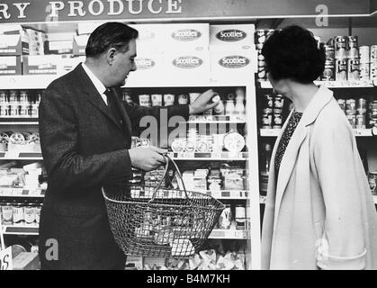 James Callaghan manodopera Cancelliere dello scacchiere con sua moglie Audrey Callaghan visitando una moneta decimale shop che è stato impostato per evidenziare i problemi delle modifiche Foto Stock