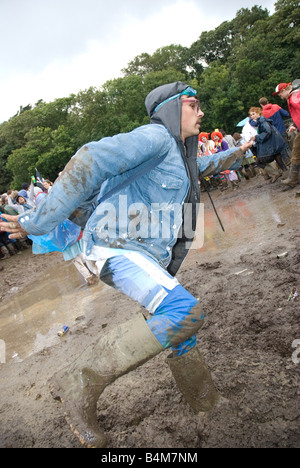 Un giovane ragazzo dancing in un fango, Isle of Wight Regno Unito 2008 Foto Stock