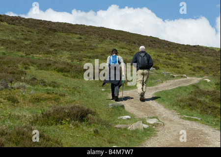 Due escursionisti facendo la West Highland Way, Scozia Foto Stock