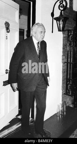 Sir Harold Wilson manodopera ex primo ministro della Gran Bretagna nella foto al di fuori della casa di lady Falkender il suo segretario politico 1977 Foto Stock