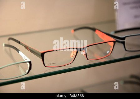 Designer spettacolo bicchieri sul display in un quartiere alla moda di High Street Opticians Shop Foto Stock