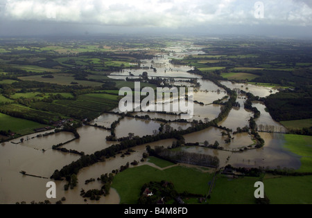 Una veduta aerea vicino a Uckfield in East Sussex sul fiume Ouse quale burst le sue banche dopo 14cm di pioggia caduta durante la notte nel Kent e Sussex settori Ottobre 2000 Foto Stock