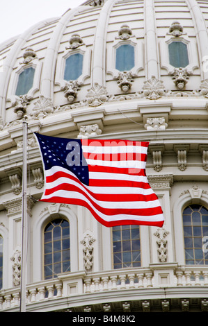 Gli Stati Uniti bandiera sventola davanti alla cupola del Campidoglio di Washington DC Foto Stock