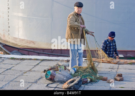 Fishermans che fissa le loro reti in sulina. Sulina è una piccola cittadina con il porto e del cantiere navale nella bocca di Dunabe delta. Foto Stock