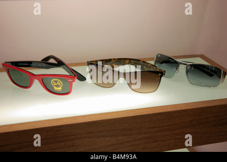 Designer spettacolo bicchieri sul display in un quartiere alla moda di High Street Opticians Shop Foto Stock