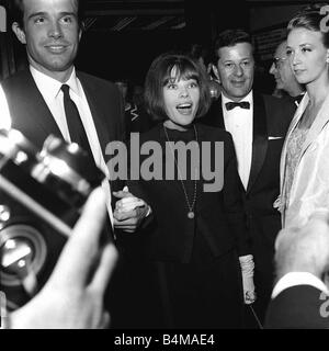 Warren Beatty attore e attrice Leslie Caron Giugno 1965 arriva per la premiere del film repulsione Foto Stock