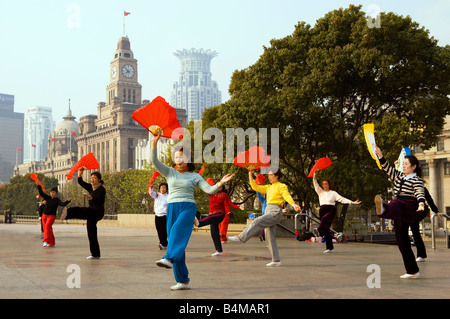 Shanghai, Cina. Donne praticare il Tai Chi sul Bund. Foto Stock