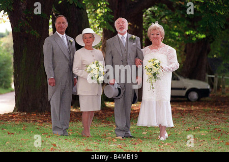 Dame Judi Dench Settembre 1993 con co star Geoffrey Palmer nella foto durante la scena del matrimonio di come il tempo passa dal programma TV anche nella foto Frank Middlemass e Joan Sims Foto Stock