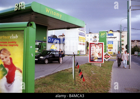 Stazione di benzina BP e pannello pubblicitario, Poznan, Polonia Foto Stock