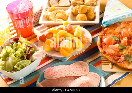 Picnic food steso su un tavolo Foto Stock