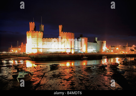 Caernarfon Castle al crepuscolo Edward 1a Castello Gwynedd Galles del Nord la Gran Bretagna UK Europa Foto Stock