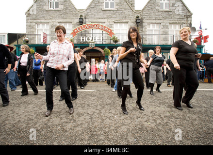 La linea dei ballerini danzare a Creetown Country Music Festival parte di Gaelforce arte e spettacolo festival di Dumfries e Galloway Foto Stock