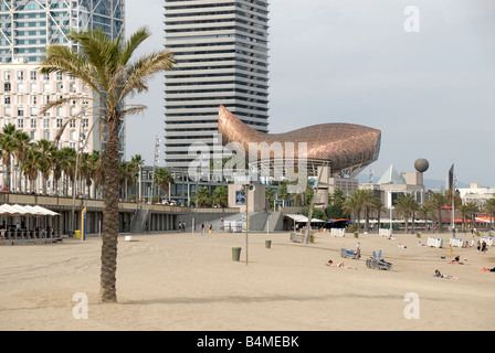 Frank Gery scultura balena sulla spiaggia di Barcellona Spagna Foto Stock