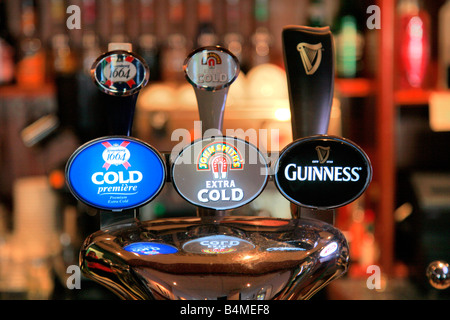 Pompe di birra in un bar pubblico Guinness John Smiths freddo birre Kroneberg Foto Stock