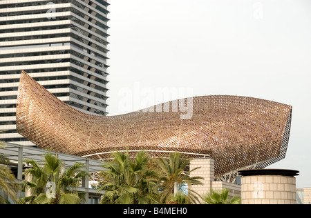 Frank Gery scultura balena sulla spiaggia di Barcellona Spagna Foto Stock