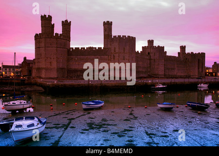 Caernarfon Castle al crepuscolo Edward 1a Castello Gwynedd Galles del Nord la Gran Bretagna UK Europa Foto Stock