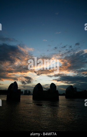 Visualizza in basso il fiume Tamigi attraverso la Thames Barrier a Woolwich a Canary Wharf in lontananza, Londra Foto Stock