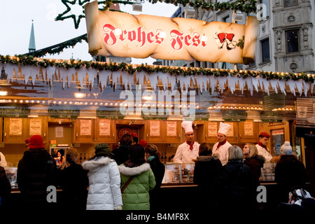 EU DE Germania Baviera Monaco di Baviera Christkindlmarkt a Marienplatz mercatino di Natale Frohes Fest di stallo alimentare n. MR Foto Stock