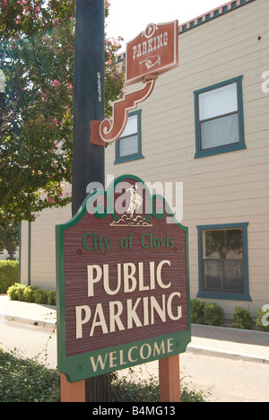 Parcheggio pubblico a segno nel centro cittadino di Clovis, California, una comunità storica in California centrale vicino a Fresno. Foto Stock