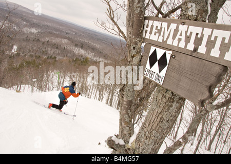 Telemark lo sciatore entra in un doppio black diamond run solo per esperti a Monte Bohemia ski resort in Michigans Penisola Superiore Foto Stock