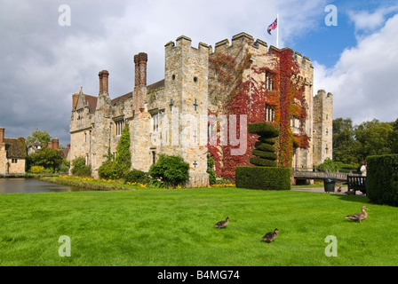 In orizzontale ampia angolazione della parte esterna di Hever Castle e i giardini del sole. Foto Stock