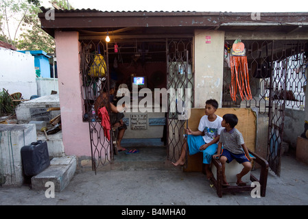 Una famiglia di filippini e la casa che trasformato fuori da una tomba a Makati City cimitero in Makati City (Manila), Filippine. Foto Stock