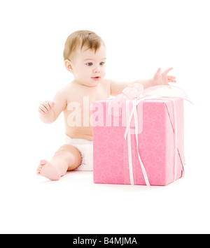 Immagine del bambino nel pannolino con grande confezione regalo Foto Stock