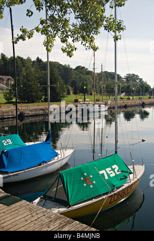 Barche a vela nel porto di inferiore di Marquette Michigan Foto Stock