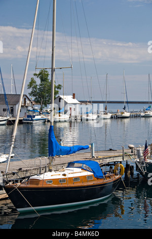 Barche a vela nel porto di inferiore di Marquette Michigan Foto Stock