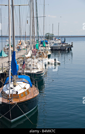 Barche a vela nel porto di inferiore di Marquette Michigan Foto Stock